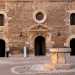 Alla nostra destra si trova anche lingresso alla piccola cappella che Bona Sforza dedic a San Stanislao, protettore della Polonia di cui lei era regina